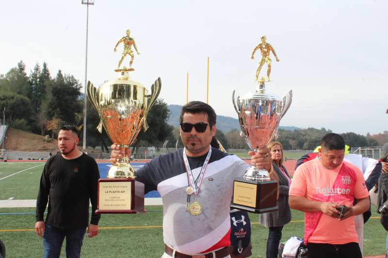 Jugador con trofeo South Bay Soccer League